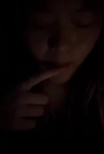 【章哥经典】又嫩又听话的女大在宿舍床上拿着小夜灯照小穴给主人看