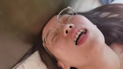 眼镜妹太骚了，看着淫荡的表情就忍不住想射