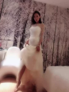 老婆穿婚纱出轨络腮胡榜一大哥